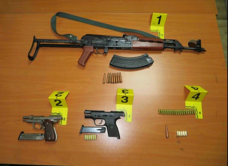 Policia në Vushtrri sekuestron armë dhe municione