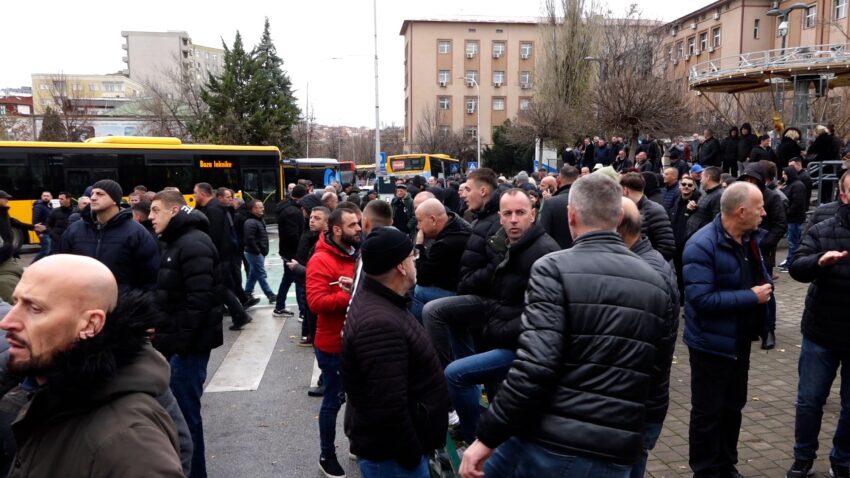 Protestuesi-Policisë: Nuk e lëvizim asnjë autobus pa u kry protesta