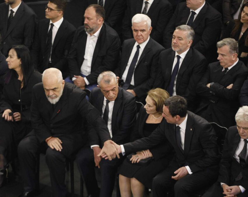 Shtrëngimi i rrallë i duarve mes Kurtit dhe Ramës