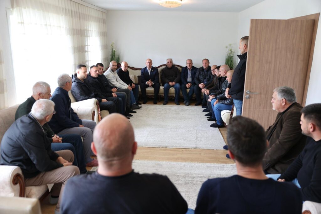 Haradinaj i shkon për ngushëllime familjes së 24-vjeçares që vdiq në Tetovë