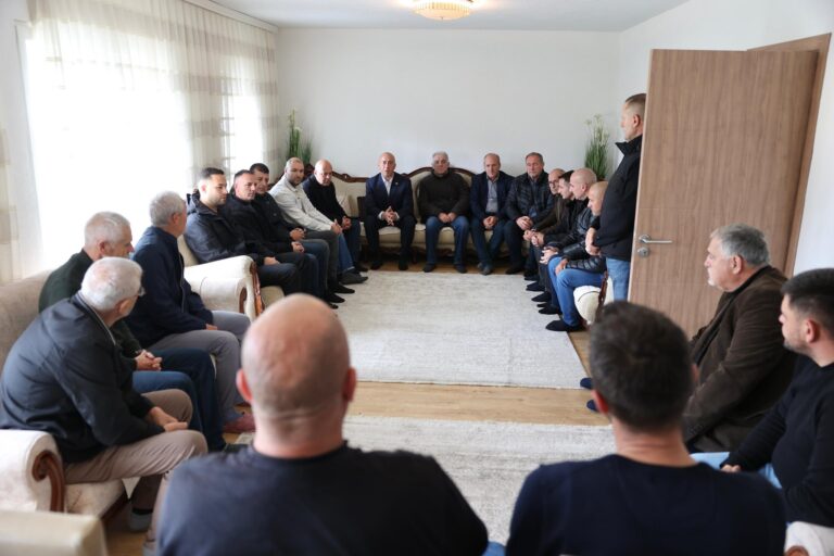 Haradinaj i shkon për ngushëllime familjes së 24-vjeçares që vdiq në Tetovë