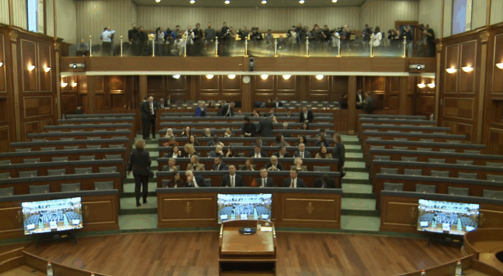 Deputetët e partive tjera mungojnë në sallë