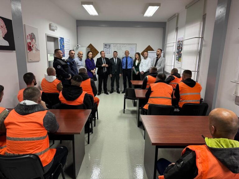 Njëzet e tre të dënuar certifikohen në tri programe rehabilituese