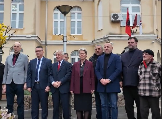Në objektin e Komunës së Preshevës vendoset flamuri kuq e zi për 28 nëntor