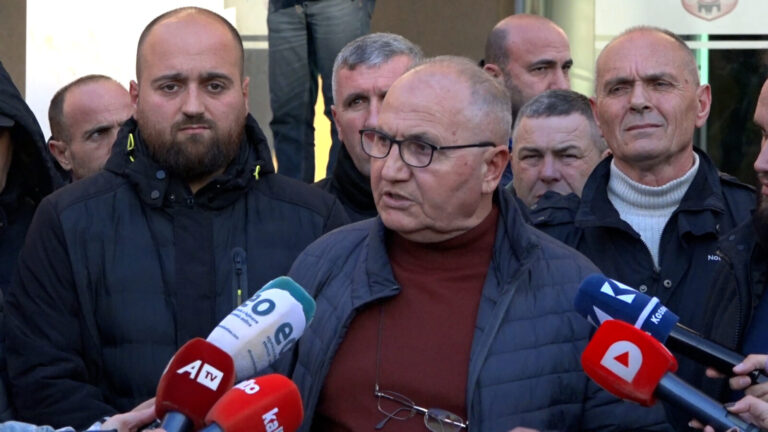 Punëtorët e “Trafikut Urban” dhe operatorët privatë nuk arrijnë marrëveshje me Muratin