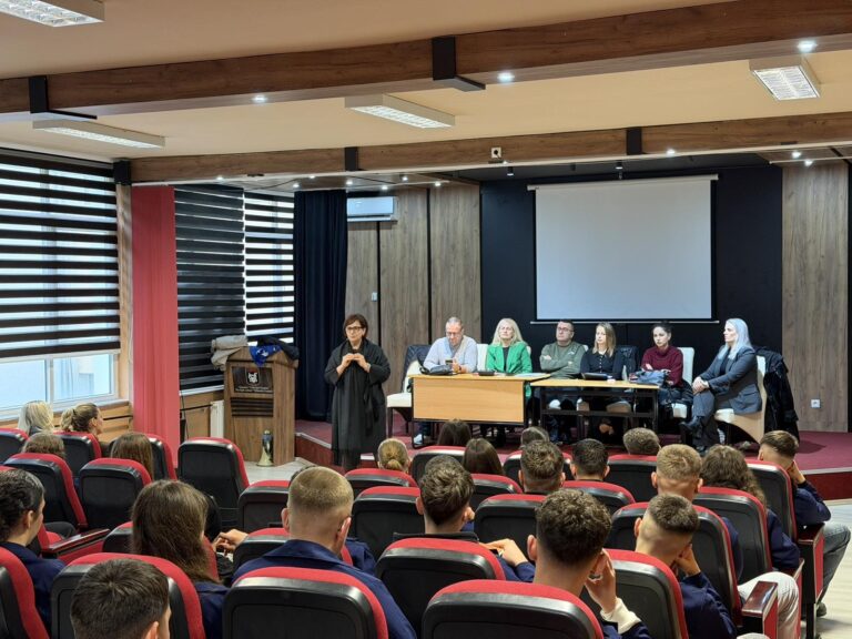 Prokuroria e Pejës mbanë ligjëratë vetdijesuese me nxënësit e shkollave për trafikimin me njerëz 