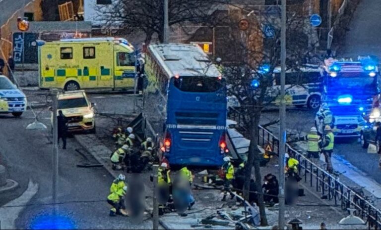 Aksident i rëndë në Stokholm, autobusi përplas për vdekje 3 qytetarë, disa të plagosur