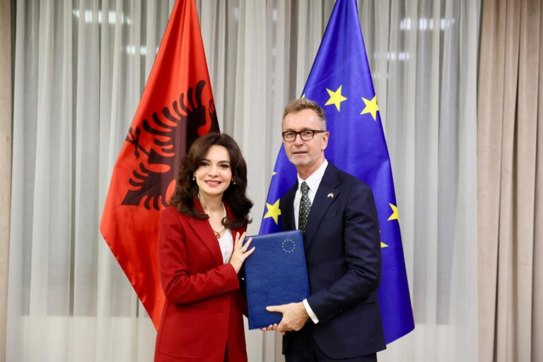 Ambasadori Gonzato i dorëzon Progres Raportin  ministres Spiropali