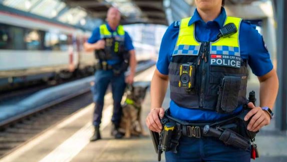 Përleshje mes shqiptarësh në Zvicër, 34-vjeçari theret me thikë para diskotekës