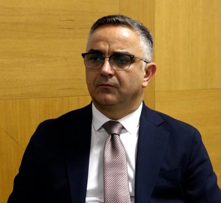 Ish-deputeti i AAK-së akuzon Qeverinë se ka bllokuar 2 miliardë euro