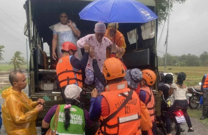 Tajfuni shkatërrues në Filipine – rreth 1.4 milionë persona të zhvendosur