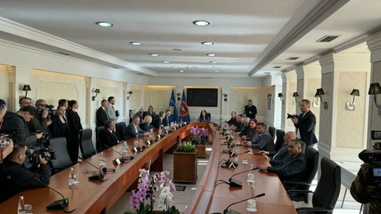 Opozita parapëlqen 21 dhjetorin si datë e zgjedhjeve të reja