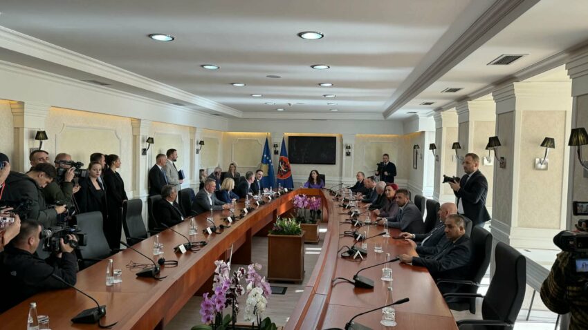 Opozita parapëlqen 21 dhjetorin si datë e zgjedhjeve të reja