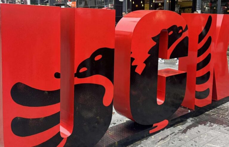 Obelisku UÇK vendoset në sheshin “Adem Jashari” në Skënderaj