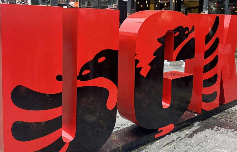 Obelisku UÇK vendoset në sheshin “Adem Jashari” në Skënderaj