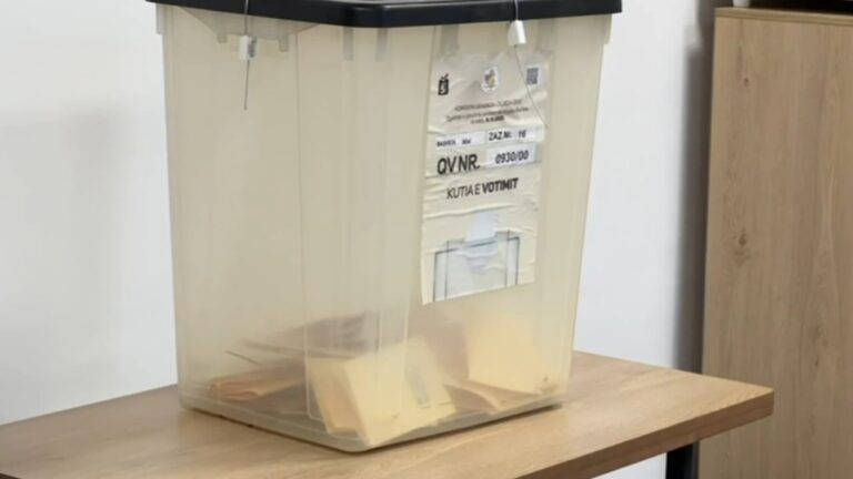 KQZ në Shqipëri publikon shifrat e pjesëmarrjes deri në orën 15:00, bashkia Mat kryeson me numrin më të lartë të votuesve
