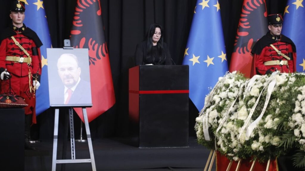 Bashkëshortja Xhoana Nano në lot: