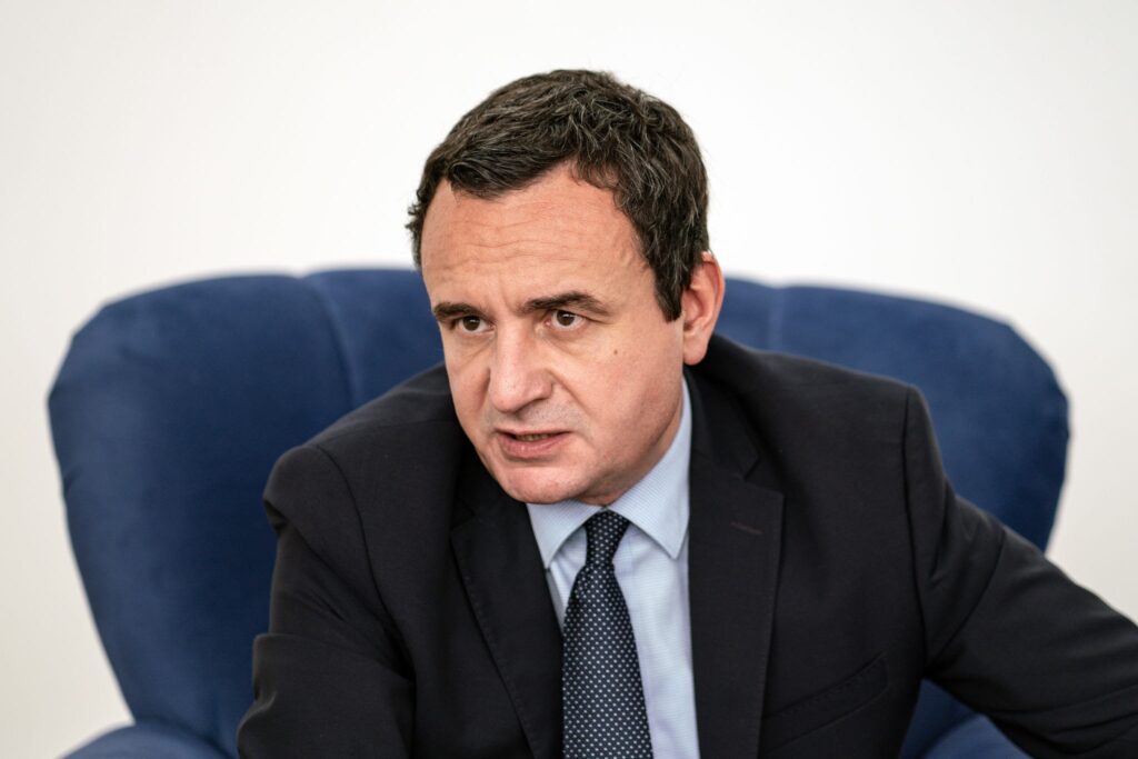 Politico: Albin Kurti akuzohet për populizëm dhe izolim të Kosovës para zgjedhjeve