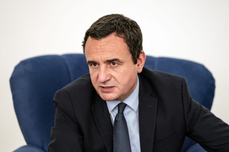 Politico: Albin Kurti akuzohet për populizëm dhe izolim të Kosovës para zgjedhjeve