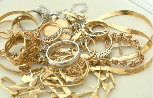 Qytetari dorëzon sasi ari të gjetur në Prishtinë – Policia kërkon pronarin