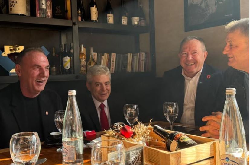 Liderë politikë dhe ish-përfaqësues të UÇK-së bashkohen në protestën për drejtësi në Shkup