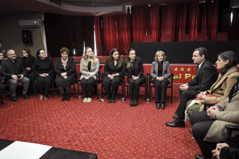Kurti vizitoi familjen Bllaca për ngushëllime pas vdekjes së profesorit Nysret Bllaca