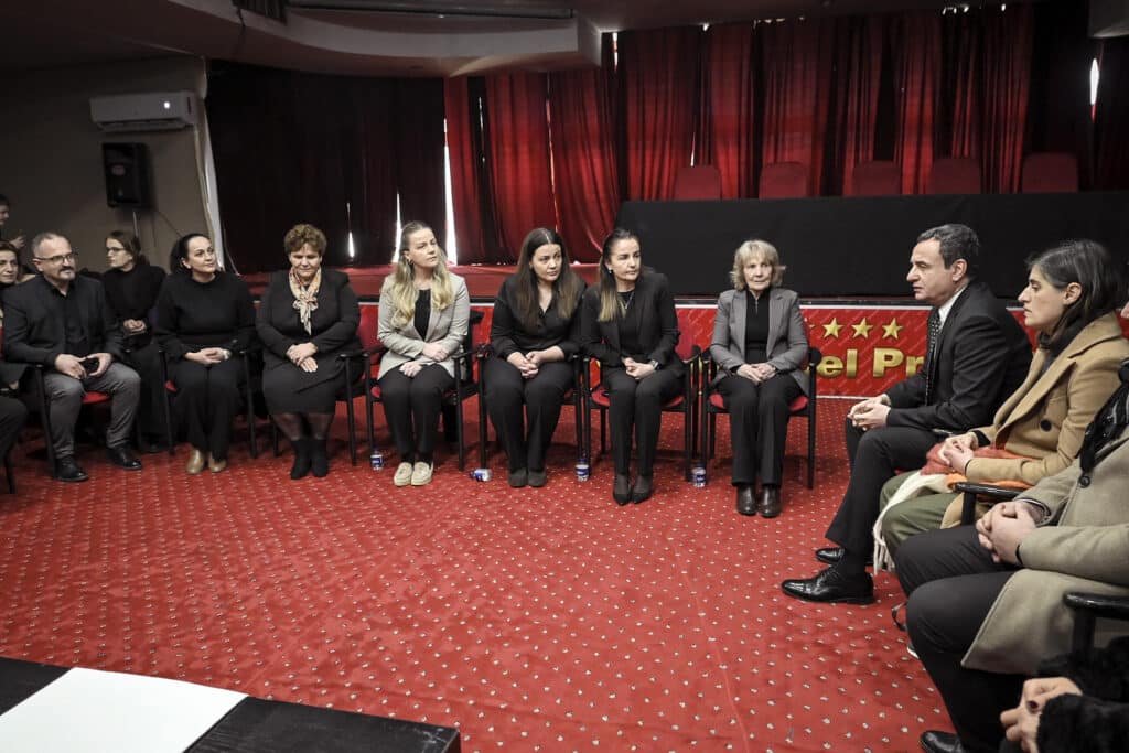 Kurti vizitoi familjen Bllaca për ngushëllime pas vdekjes së profesorit Nysret Bllaca