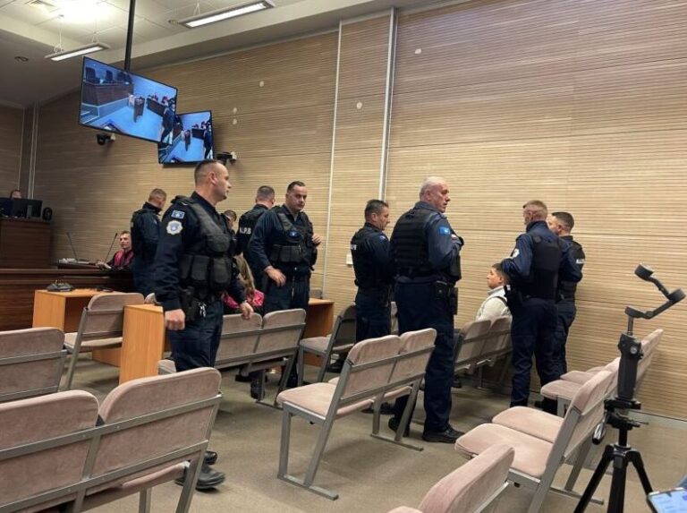 Të akuzuarit për sulmin terrorist në Banjskë dërgohen në sallën e gjyqit nën masa të rrepta sigurie