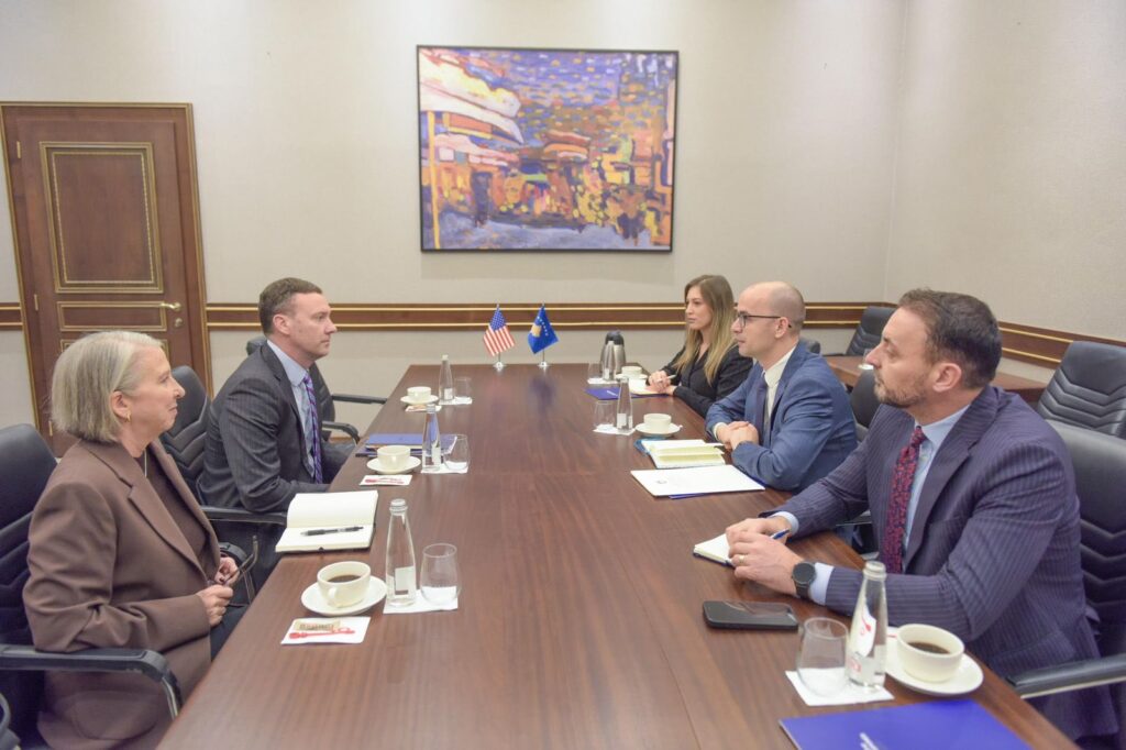 Ahmeti priti në takim Lyn Debevoise