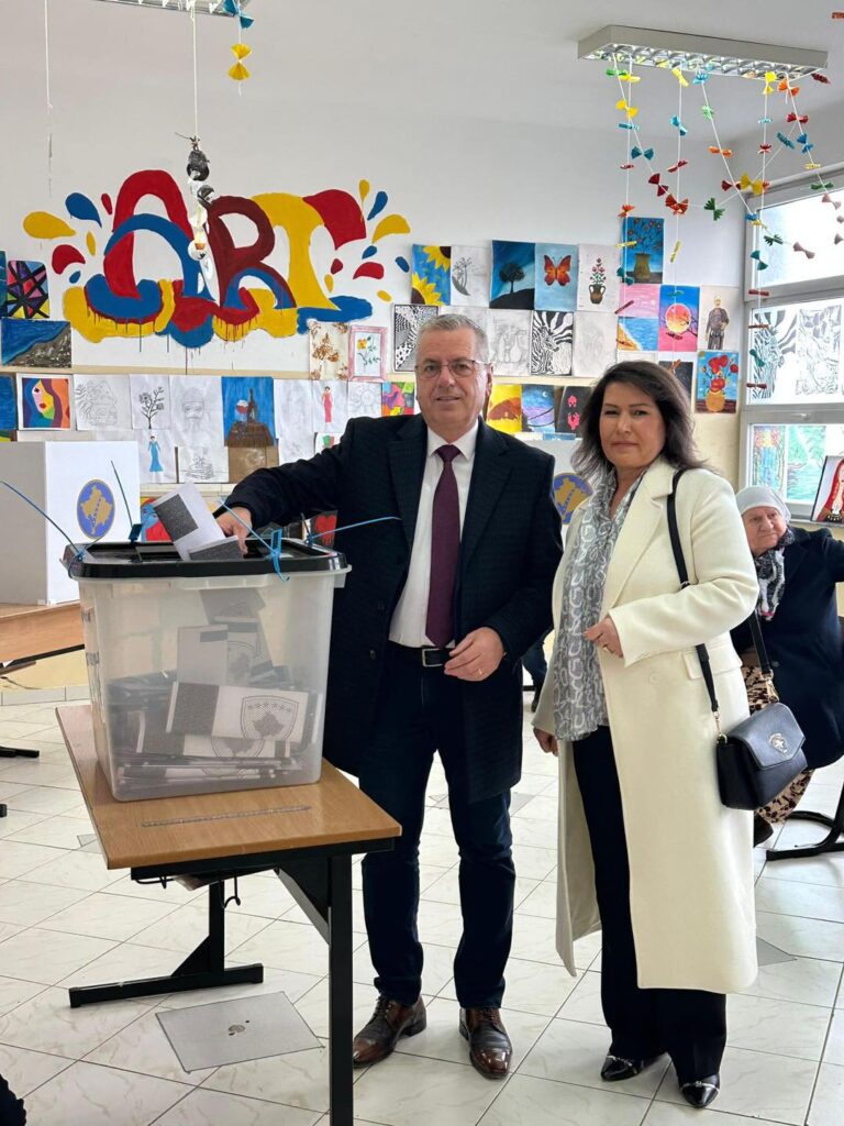 Gëzim Hazrolli voton: “Çdo votë është e shenjtë, dilni dhe votoni”