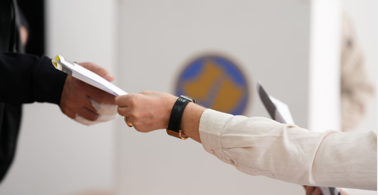 Qytetari në Prizren shqyen fletëvotimin pas moslejimit për të ndihmuar bashkëshorten