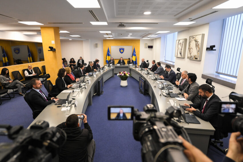 Qeveria në detyrë mban sot mbledhje, në rend dite shpronësime dhe vendime të rëndësishme