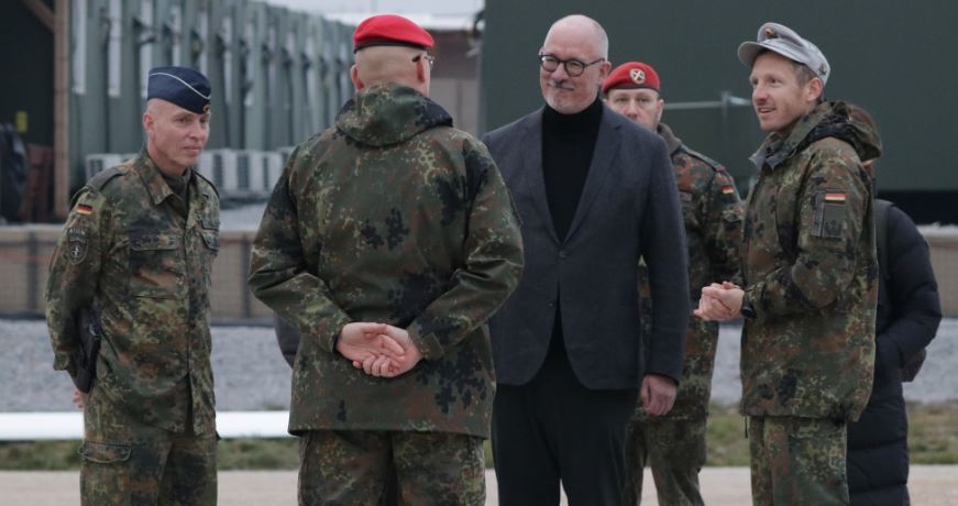 Sekretari gjerman i Mbrojtjes vlerëson operacionet e KFOR-it në Kosovë dhe angazhimin e trupave