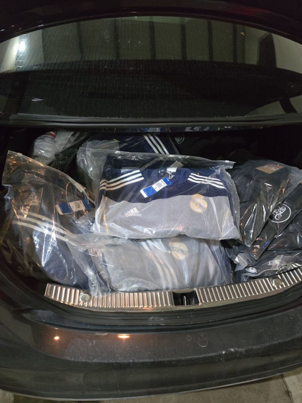 Dogana ndalon automjetin me tekstile të padeklaruara