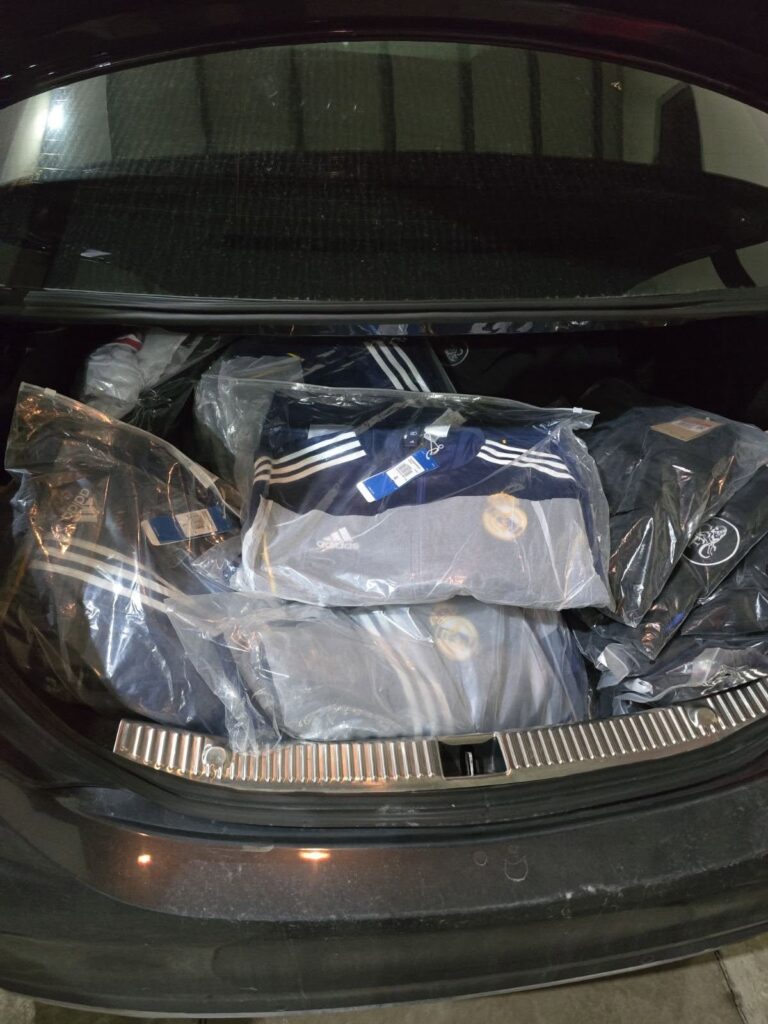 Dogana ndalon automjetin me tekstile të padeklaruara