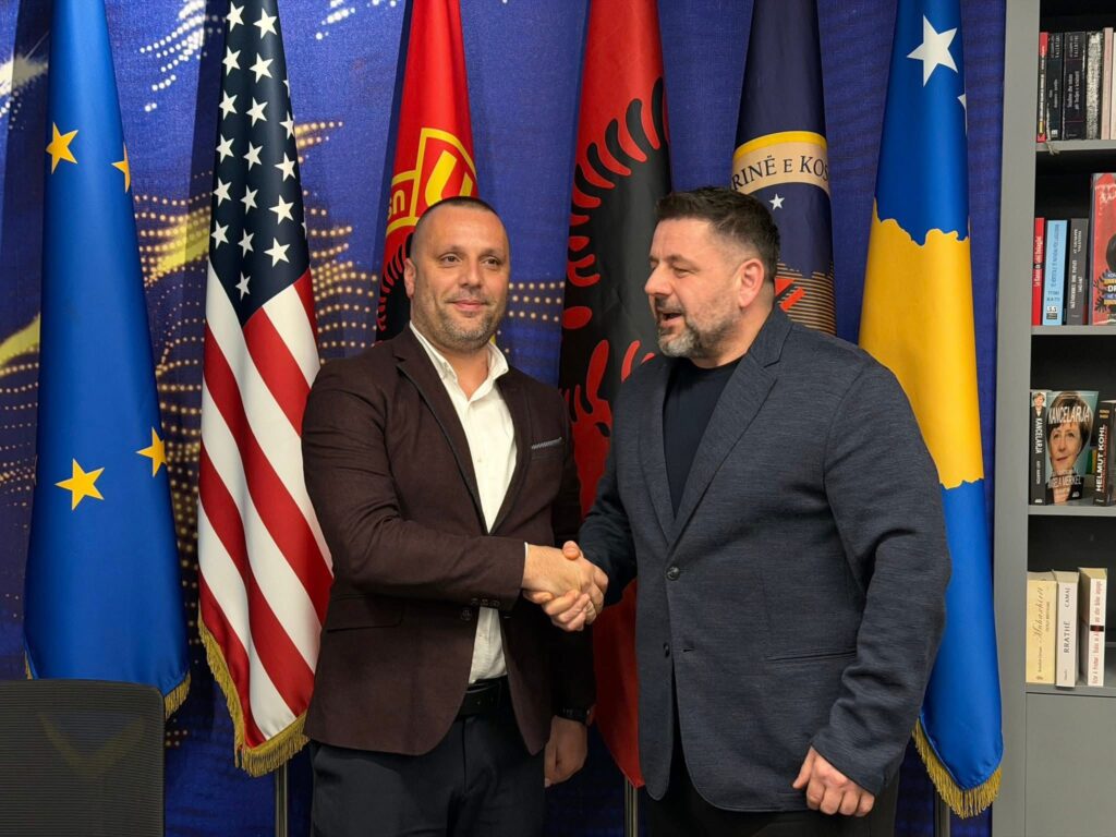 Lëvizja Vatra bashkohet me AAK-në