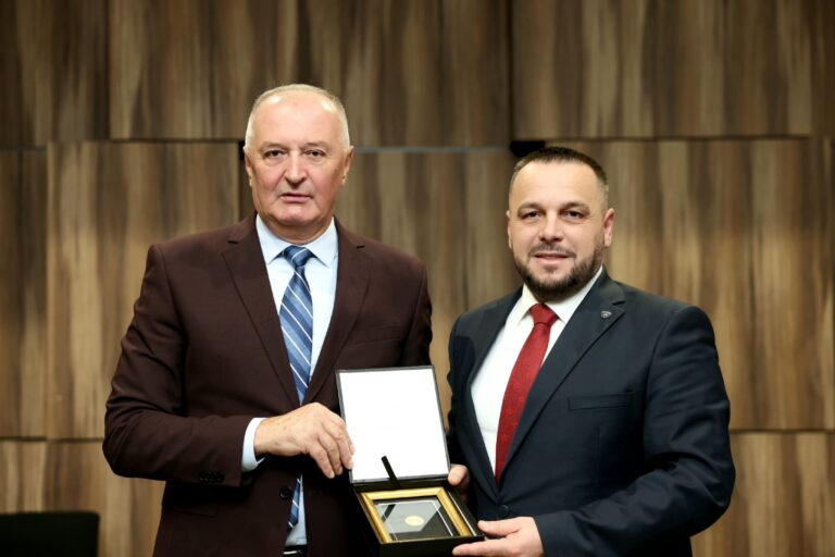 Kosova dhe Bosnja flasin për bashkëpunim ushtarak