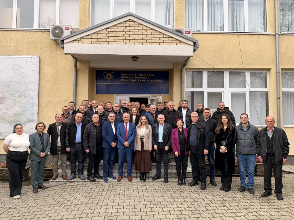 Bali Muharremaj takohet me bashkëpartiakët e AAK-së në Suharekë