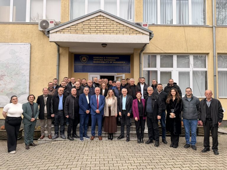 Bali Muharremaj takohet me bashkëpartiakët e AAK-së në Suharekë