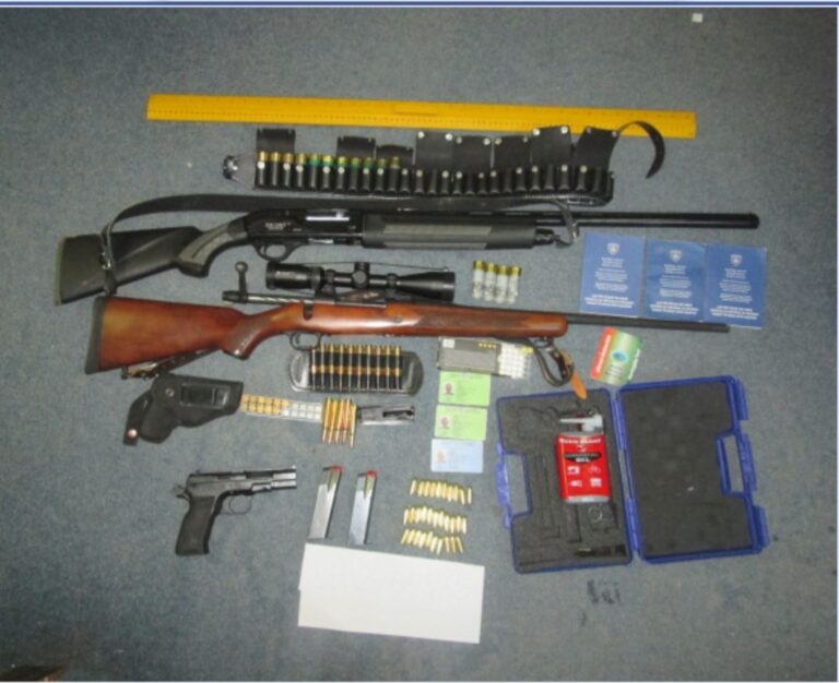 Policia në Skenderaj realizon bastisje, sekuestron tri armë