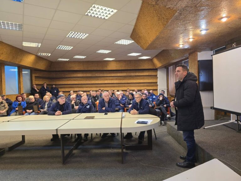 Punëtorët e KEK-ut mobilizohen për protestë në Termocentralin Kosova B