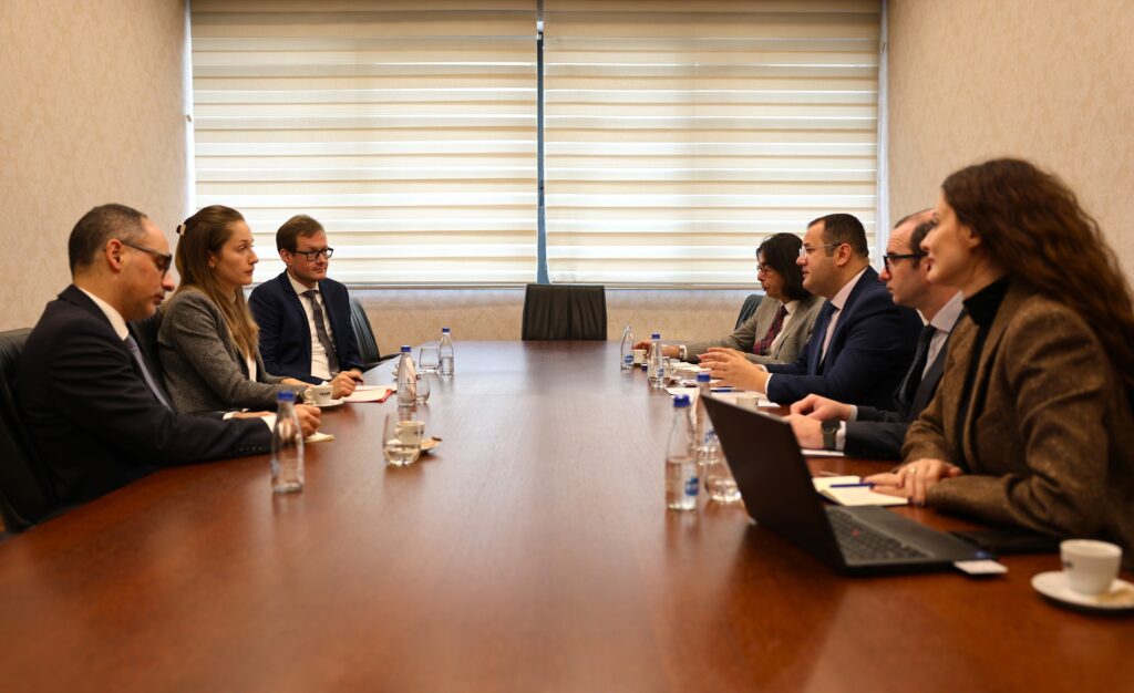 Guvernatori Ismaili diskuton reformat financiare dhe Kartonin e Gjelbër me ambasadat