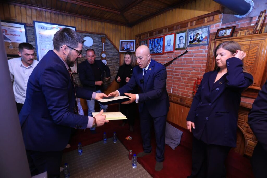 Haradinaj nderon rapsodët e njohur shqiptarë Sali Bajrami, Feriz e Ali Krasniqi