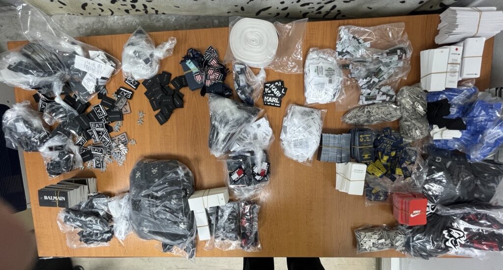 Dogana ndalon veshje dhe etiketa false në Han të Elezit