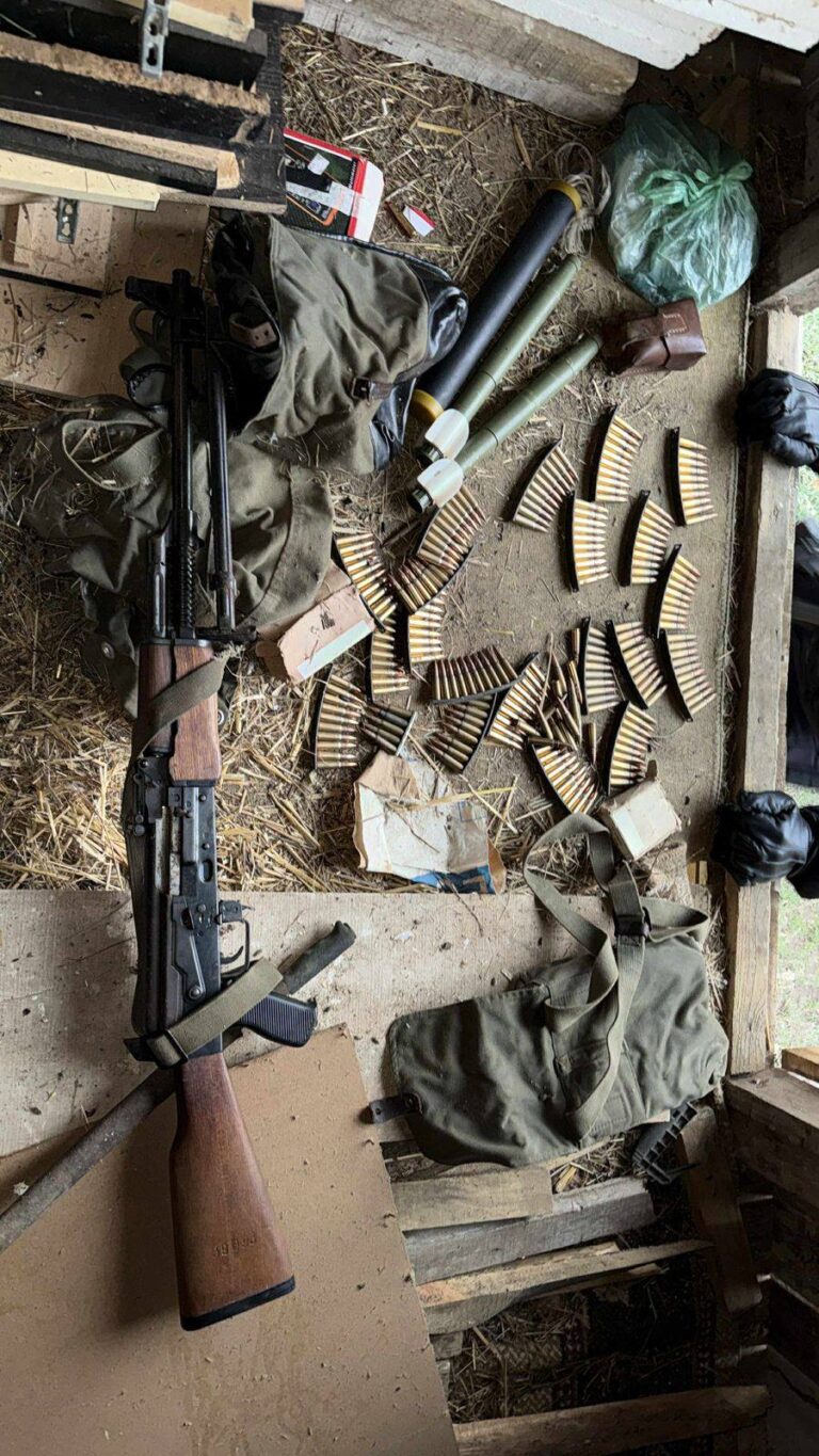 Policia e Kosovës sekuestron armë dhe pajisje ushtarake në Leposaviq në dy raste të ndara