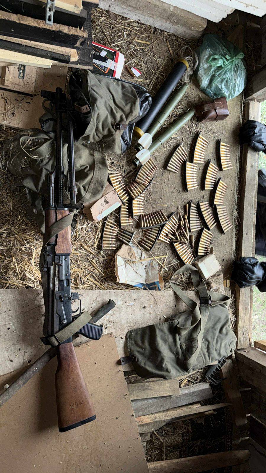 Policia e Kosovës sekuestron armë dhe pajisje ushtarake në Leposaviq në dy raste të ndara