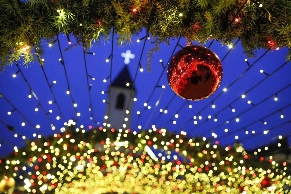 Osmani uron besimtarët për Krishtlindje: Paqe në shpirt, dashuri në familje dhe shëndet në çdo shtëpi