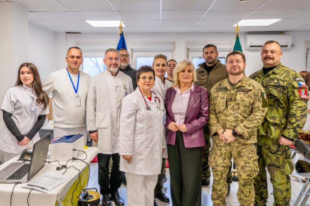 Ushtarë të KFOR-it kontribuojnë në fushatën e dhurimit të gjakut në Prishtinë