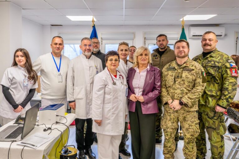 Ushtarë të KFOR-it kontribuojnë në fushatën e dhurimit të gjakut në Prishtinë