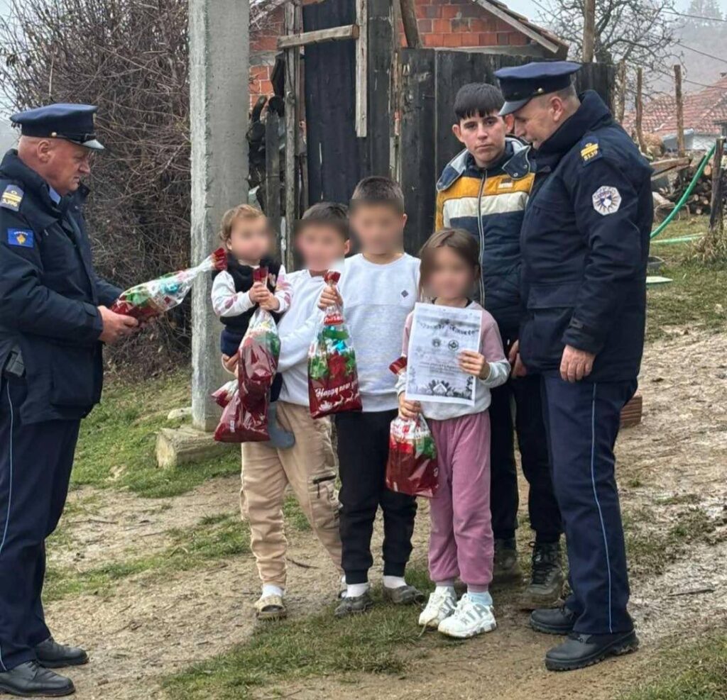 Policia në Mitrovicën e Jugut organizon aktivitete festive dhe shpërndan dhurata për fëmijët